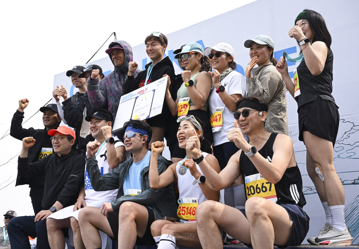 29일 인천 서구 청라하늘대교에서 열린 ‘2026 청라하늘대교 마라톤’에 참가한 달림이들이 완주 후 기념촬영을 하고 있다. 2026.3.29 이지훈 기자