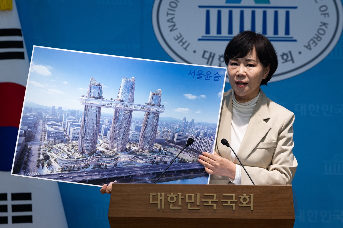 더불어민주당 서울시장 경선후보인 전현희 의원이 29일 국회 소통관에서 서울 주거 공약 발표 기자회견을 하고 있다. 2026.3.29 뉴스1