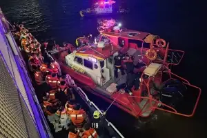 승객 359명 태운 한강 유람선 좌초…서울시 “항로 이탈 가능성”