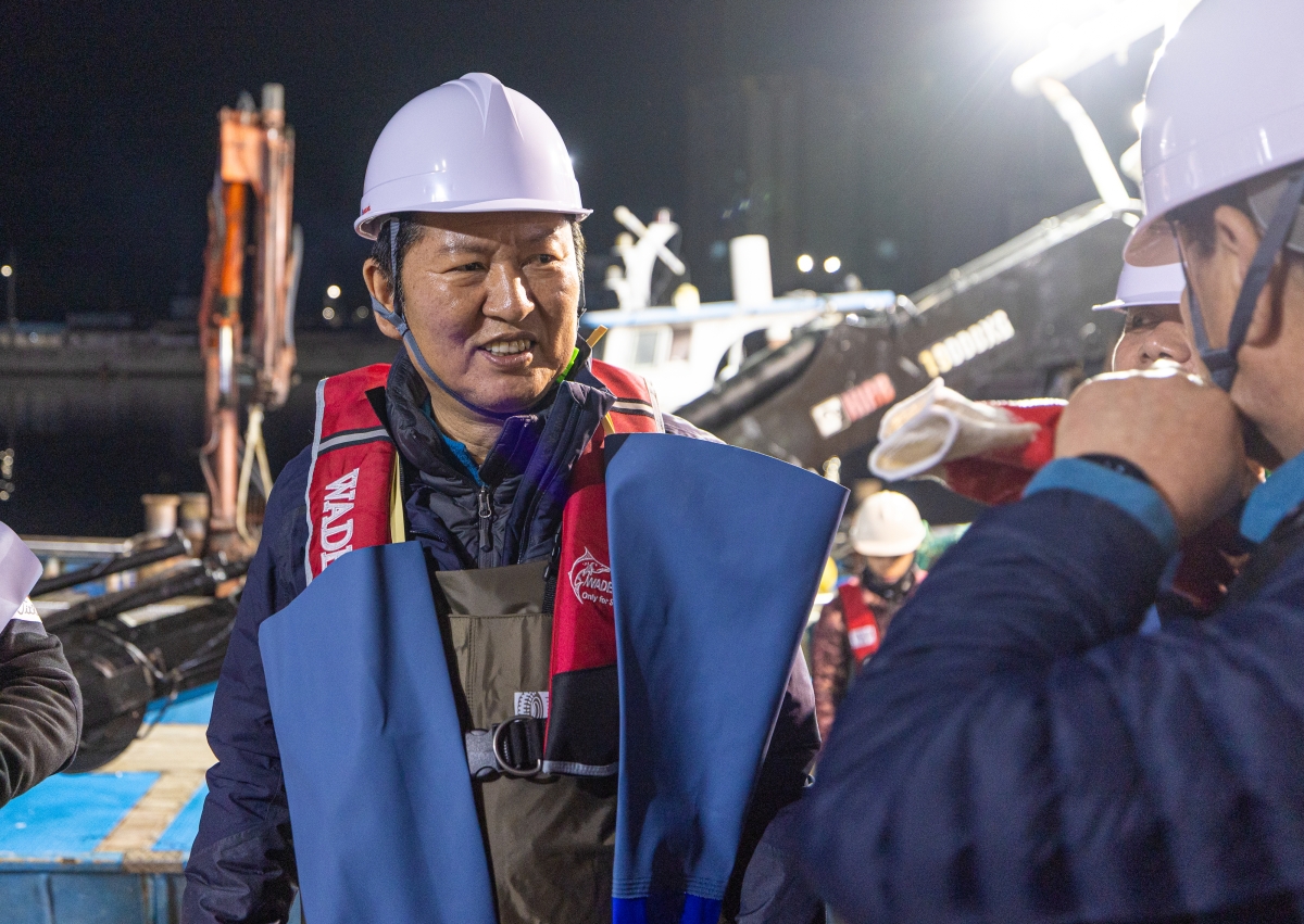 정청래 더불어민주당 대표가 지난 28일 새벽 경북 영덕 앞바다에서 조업에 참여하며 어민과 대화하고 있다. 2026.3.29 영덕 연합뉴스