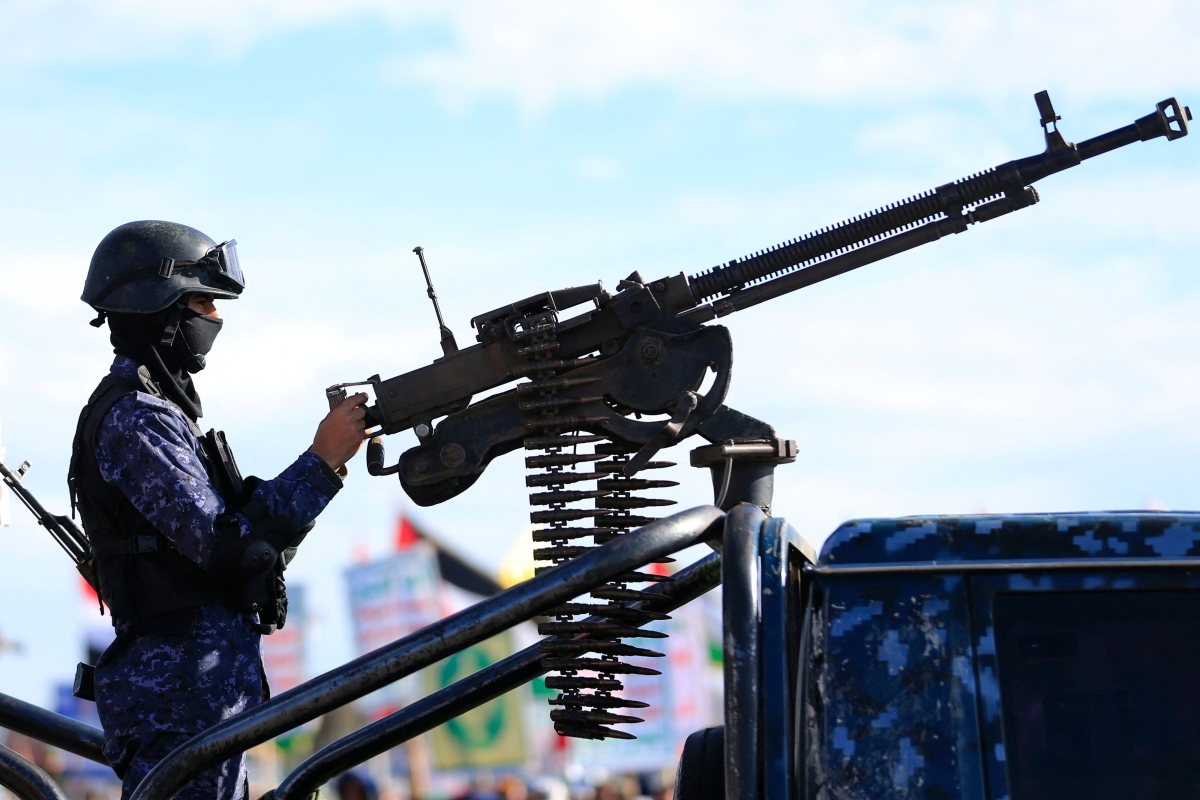지난 27일(현지시간) 예멘 수도 사나에서 열린 이란 지지 집회에 후티 반군 병사가 기관총으로 경계를 서고 있다. AFP 연합뉴스