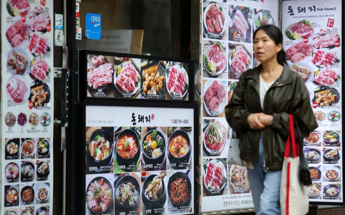 24일 서울 시내 한 음식점에 삼겹살과 비빔밥 사진이 게시돼 있다. 뉴시스 2026.03.24.