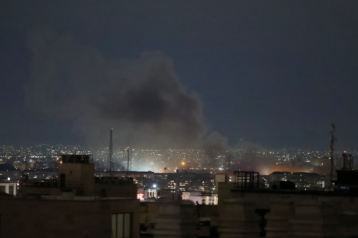 28일(현지시간) 이란 수도 테헤란에서 이스라엘의 공습으로 연기가 치솟고 있다. AFP 연합뉴스