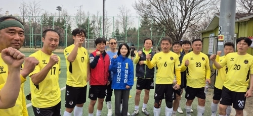 이영아 예비후보가 2026고양시장배 축구대회가 열리는 충장공원을 찾아 축구인들에게 프로축구 창단을 공약하고 사진을 찍고 있다.