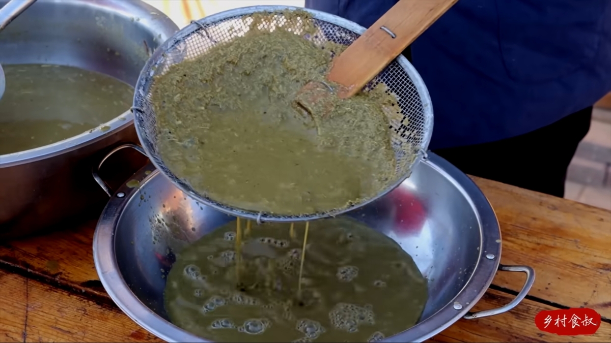 중국 남서부 구이저우성 산악지대에는 이름만 들어도 속이 메스꺼워질 수 있는 음식이 있다. 이른바 ‘소똥 전골’로 불리는 ‘니우비에(牛瘪) 훠궈’다. 소의 위와 장 속에 소화가 덜 된 채 남아 있던 풀과 소 담즙을 섞어 끓여 먹는 요리로, ‘우담(牛膽) 전골’ 등으로도 불린다. 사진은 소의 반추위에서 절반쯤 소화된 섬유질을 짜내 엽록소와 소화 효소, 약초 성분이 응축된 액체를 얻는 과정. Uncle Rural Gourmet 유튜브 화면