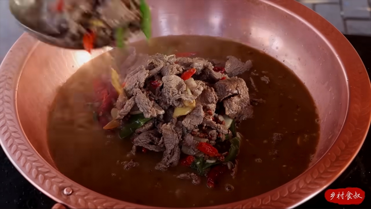 중국 남서부 구이저우성 산악지대에는 이름만 들어도 속이 메스꺼워질 수 있는 음식이 있다. 이른바 ‘소똥 전골’로 불리는 ‘니우비에(牛瘪) 훠궈’다. 소의 위와 장 속에 소화가 덜 된 채 남아 있던 풀과 소 담즙을 섞어 끓여 먹는 요리로, ‘우담(牛膽) 전골’ 등으로도 불린다. Uncle Rural Gourmet 유튜브 화면