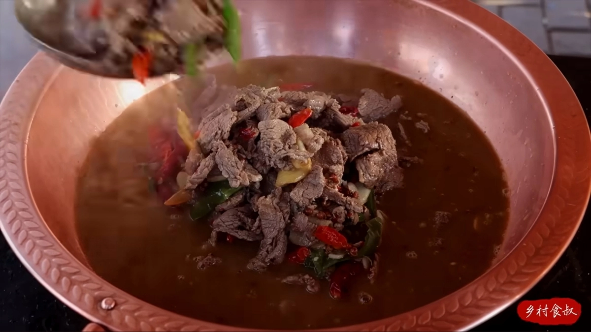 중국 남서부 구이저우성 산악지대에는 이름만 들어도 속이 메스꺼워질 수 있는 음식이 있다. 이른바 ‘소똥 전골’로 불리는 ‘니우비에(牛瘪) 훠궈’다. 소의 위와 장 속에 소화가 덜 된 채 남아 있던 풀과 소 담즙을 섞어 끓여 먹는 요리로, ‘우담(牛膽) 전골’ 등으로도 불린다. Uncle Rural Gourmet 유튜브 화면