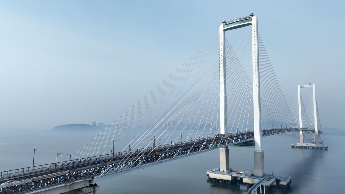 29일 인천 서구 로봇랜드 인근에서 출발한 ‘2026 청라하늘대교 마라톤대회’ 참가자들이 인천 앞바다 위로 시원하게 솟은 청라하늘대교 위를 달려나가고 있다. 도준석 전문기자