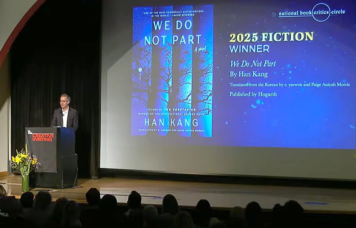 지난 26일(현지시간) 미국 뉴욕에서 열린 전미도서비평가협회상 시상식에서 한강의 장편소설 ‘작별하지 않는다’(영어판 ‘We Do Not Part’)가 소설 부문 수상작으로 선정됐다. NBCC 유튜브 영상 캡처