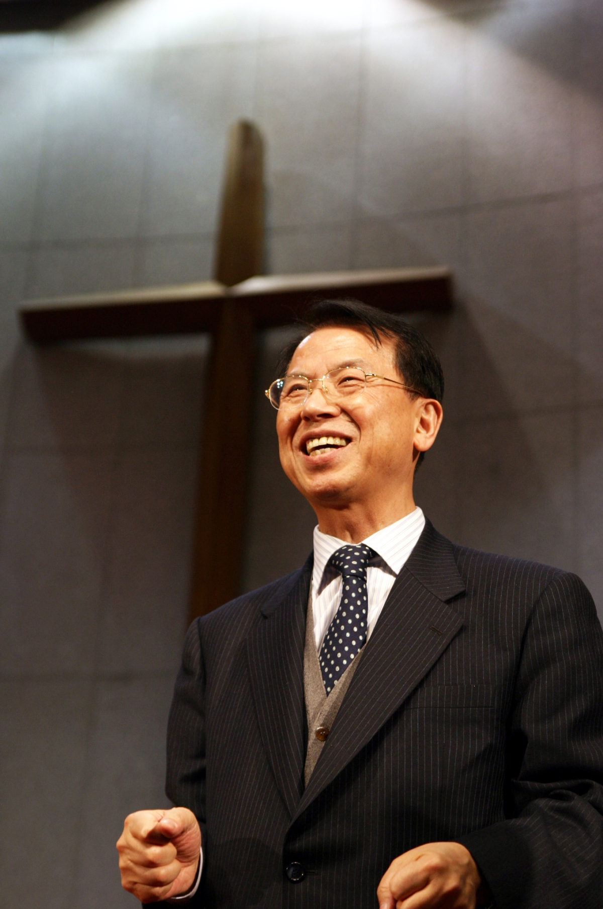 김삼환 목사는 아주 단순하게 표현하면 낮은 곳의 위치를 본능적으로 알고 찾아가는 사람이다. 그에게는 ‘성직자로서 당연한 일’이라고만 치부하기 어려운, 사람살이의 사각지대를 알아채는 탁월함이 내재한다. 현재 원로목사 신분이지만 미혼모 등의 일반적인 돌봄 외에 ‘지면에 담을 수 없는 특별 미션’도 여전히 왕성하게 수행하고 있다.﻿  명성교회 제공