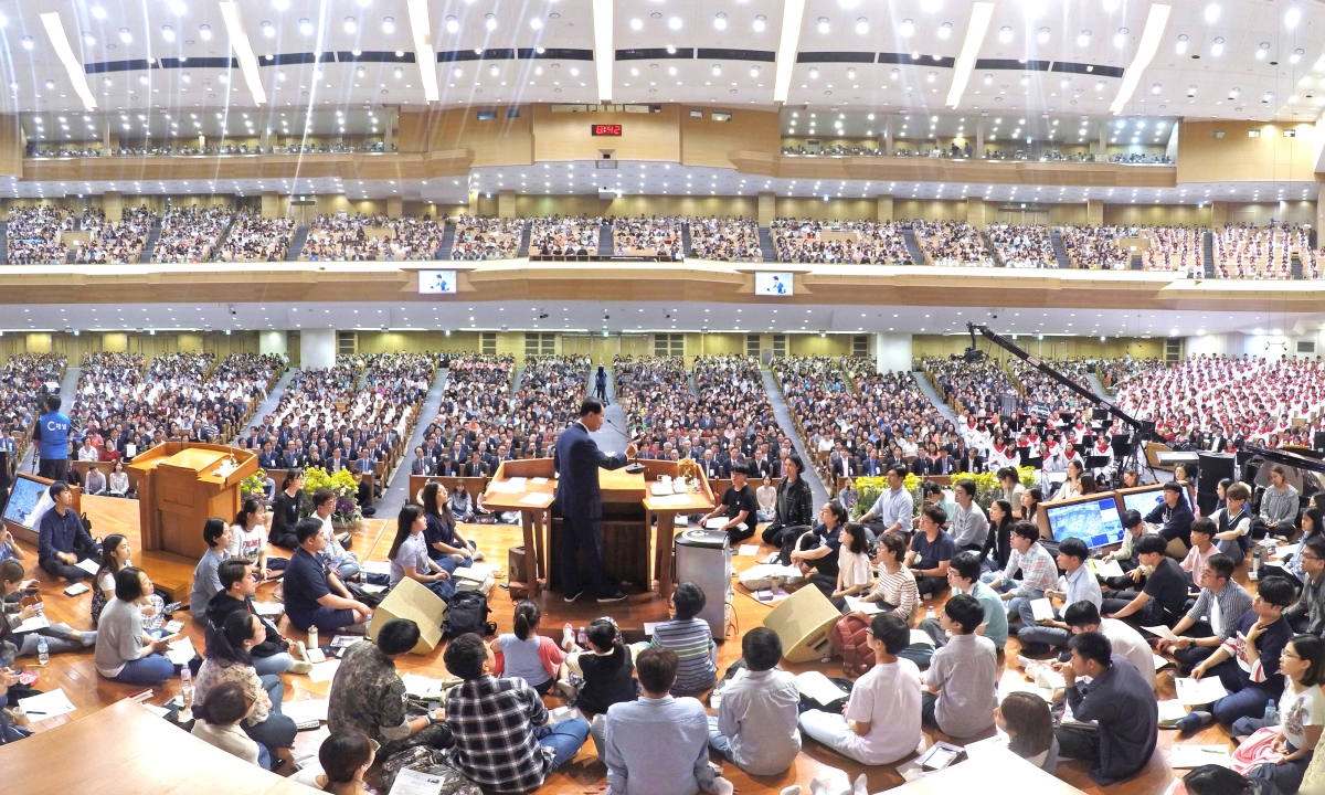 명성교회 특별 새벽 집회 모습. ‘미래 교회의 심장’인 아이들이 연단 위에 앉은 모습이 인상적이다. 3월과 9월에 열리는 특별 새벽 집회는 이 교회의 상징과 같은 행사다. 1980년 교회 창립과 동시에 시작한 뒤 46년 동안 한 해도 거르지 않고 이어 왔다. 교세 확장의 가장 큰 동력이 된 것도 이 새벽 집회다. 명성교회 제공