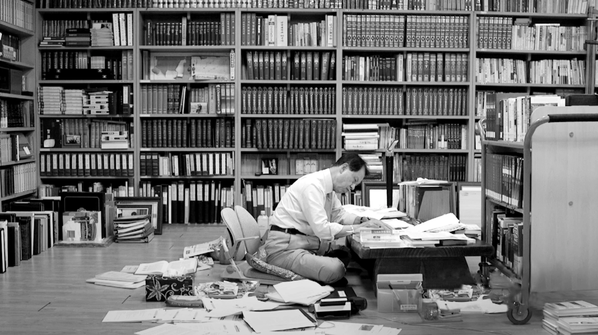 설교를 준비하는 김삼환 원로목사. 서재를 가득 채운 책들을 통해 성경 말씀을 전하는 일의 무게감이 오롯이 느껴진다.﻿   명성교회 제공