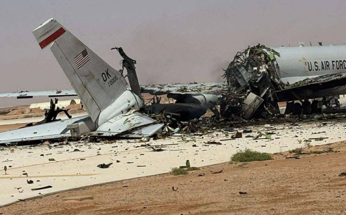 미 공군의 핵심 공중지휘통제 자산인 E‑3G 센트리 공중조기경보통제기(AWACS)가 이란의 공격으로 심각한 손상을 입은 것으로 알려졌다. 미국 군사 전문지 에어 앤드 스페이스 포스(ASF) 매거진은 익명의 미 정부 소식통과 공개출처정보(OSINT)를 종합해, 이 기지에 배치 중이던 E‑3G 가운데 최소 1대가 피격으로 손상된 것으로 보인다고 28일(현지시간) 전했다. 다만 이란 이슬람혁명수비대(IRGC)와 이란 국영 프레스TV 등이 전파 중인 파손 기체 사진(위)은 인공지능(AI) 생성 가짜일 가능성이 커, 피해 정도를 최종적으로 단정하기는 이르다. 2026.3.28 이란 IRGC