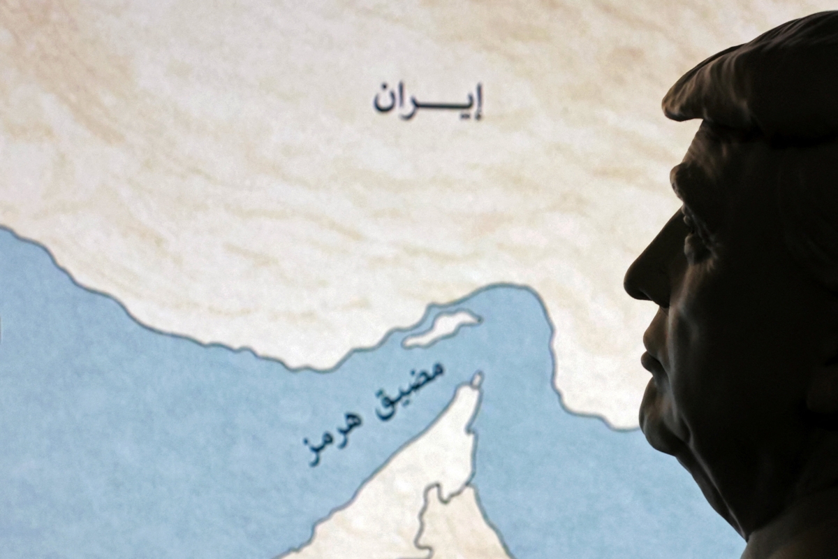 도널드 트럼프 미국 대통령과 호르무즈 해협 지도를 묘사한 일러스트. 2026.3.26 로이터 연합뉴스 자료