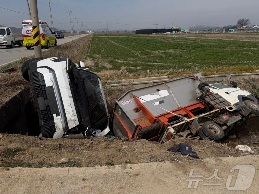 29일 오전 11시 28분쯤 전북 익산시 용안면의 한 교차로에서 1톤 트럭과 스포츠유틸리티차(SUV)가 부딪혀 농수로에 빠졌다. 전북소방본부 제공