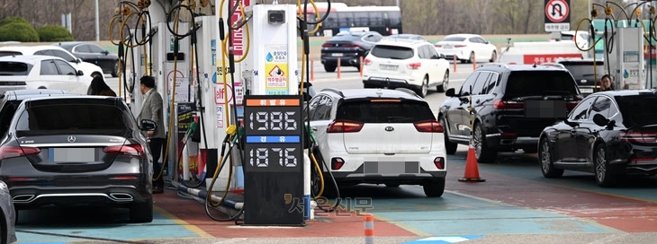 차량 줄 잇는 ‘알뜰주유소’