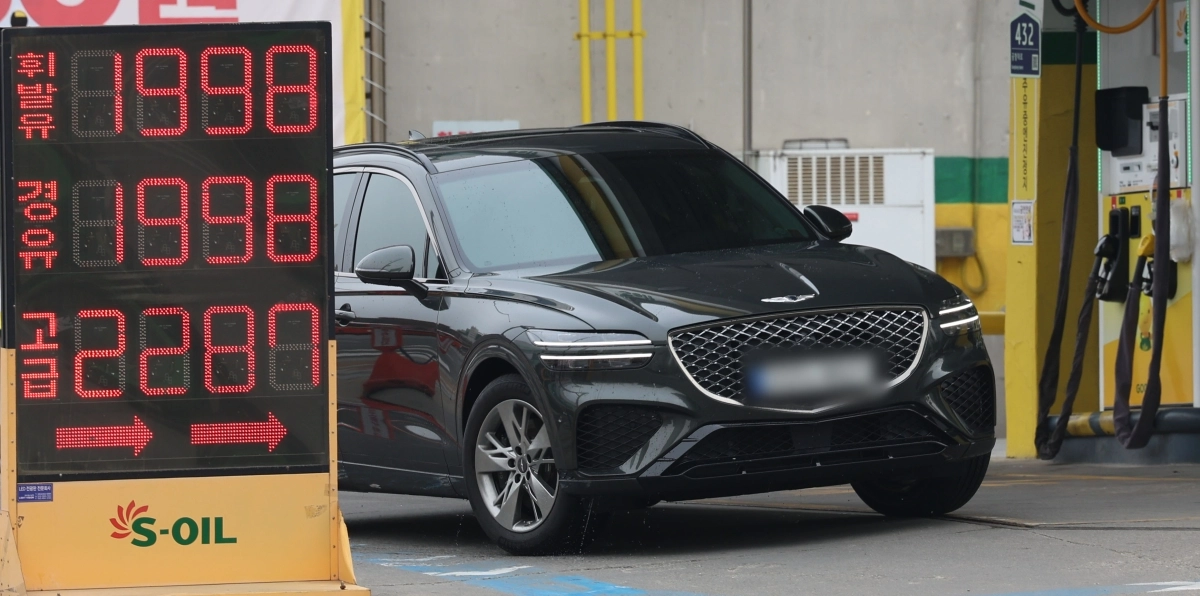 2차 석유 최고가격제가 시행된 지 사흘째인 29일 서울의 기름값이 1900원을 돌파했다. 한국석유공사 유가정보시스템 오피넷에 따르면 이날 오전 9시 기준 서울 주유소 평균 휘발유 가격은 리터(ℓ)당 1911.3원이다. 전날보다 14.7원 오르며 1900원 대에 진입했다. 경유 가격 또한 전날보다 12.3원 상승한 리터당 1889.5원이다. 사진은 이날 서울시내 주유소에 적힌 유가정보 모습. 2026.03.29.  뉴시스