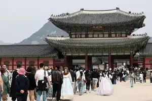 완연한 봄날… 경복궁에 몰린 인파