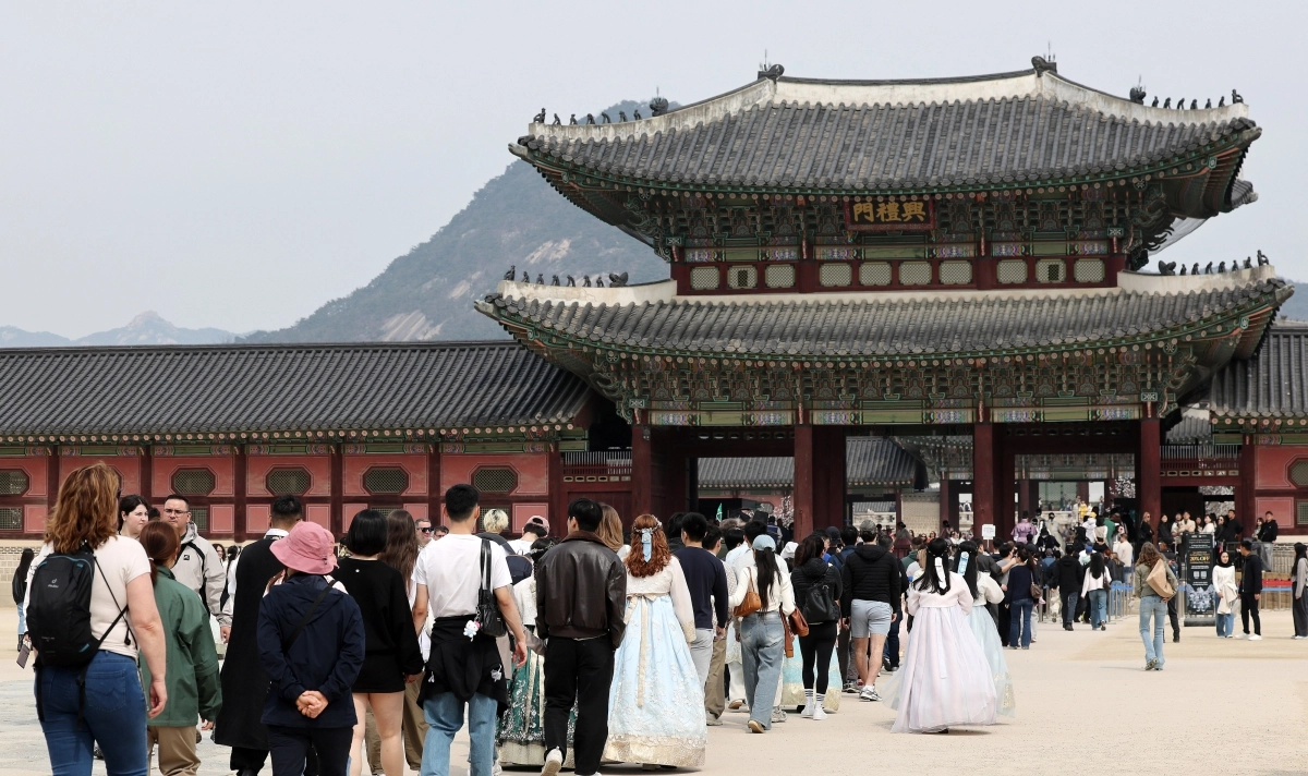 완연한 봄날… 경복궁에 몰린 인파