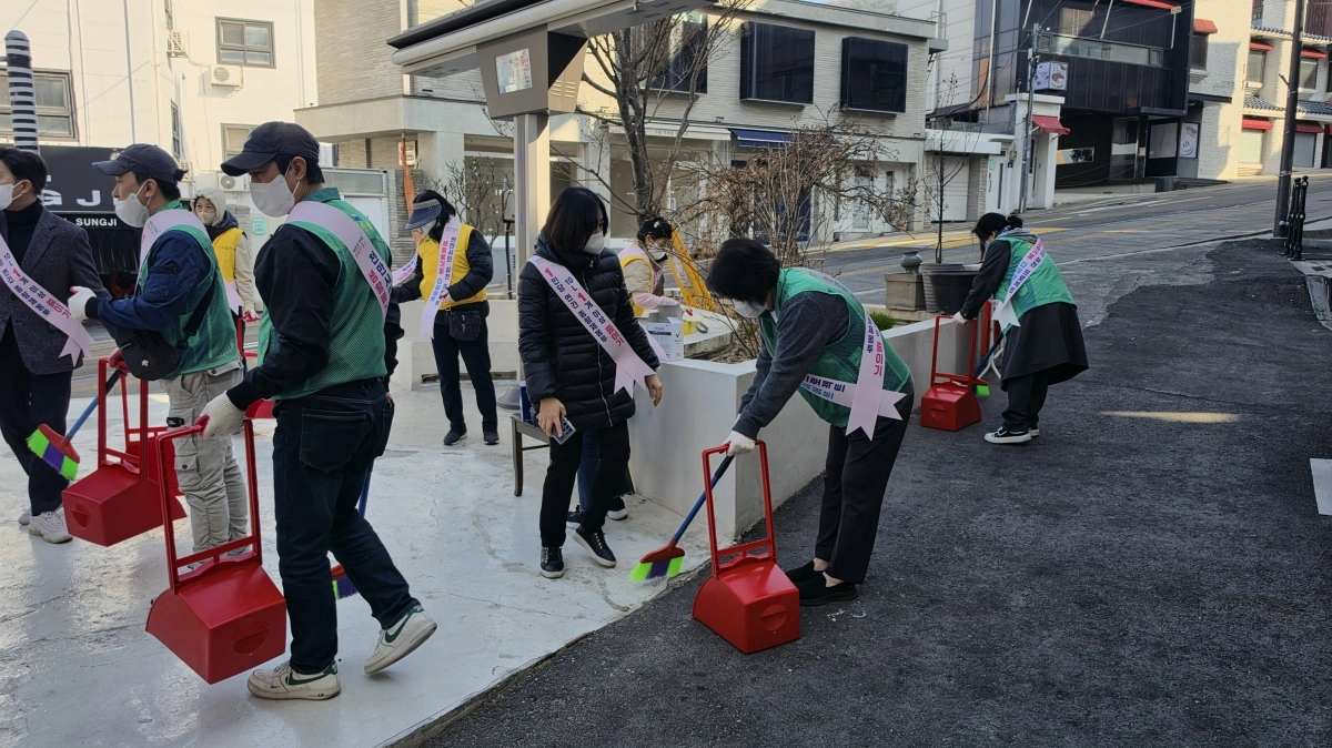 서울 용산구 청파동 공무원과 지역 주민이 지난 25일 이태원2동 골목길에서 봄맞이 대청소를 하고 있다. 용산구 제공