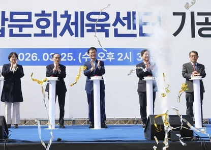 이승로 성북구청장이 지난 25일 열린 ‘길음 복합문화체육센터’ 기공식에서 손뼉을 치고 있다. 왼쪽 두 번째부터 임태근 성북구의회 의장, 이 구청장, 김영배 더불어민주당 국회의원, 박영섭 구의회 의원.  성북구 제공