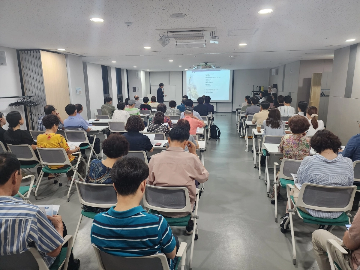 지난해 8월 중구에서 개최한 정비사업 아카데미에 참석한 구민들이 정비사업의 개념과 사업추진 경과 등에 대해 설명을 듣고 있다. 중구 제공