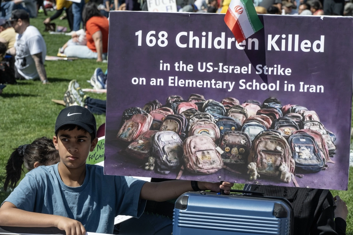 28일(현지시간) 미국 샌프란시스코 시민센터에서 이란인들이 미국과 이스라엘의 이란 초등학교 공격으로 168명의 어린이들이 희생된 참사를 규탄하고 있다.  샌프란시스코 UPI 연합뉴스