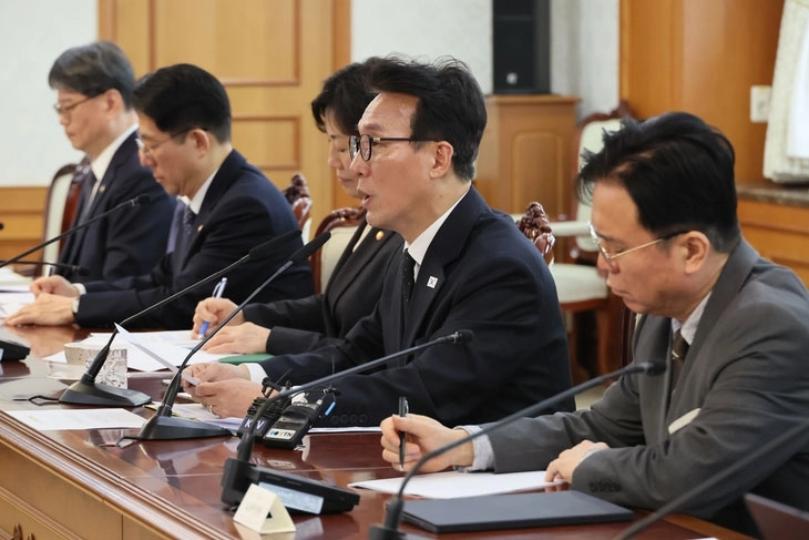 김민석(오른쪽 두 번째) 국무총리가 29일 정부서울청사에서 열린 제1차 비상경제본부회의에서 발언하고 있다. 김 총리는 “중동발 물품 수급 차질의 영향을 시나리오별로 분석하고 단계별 대응 방안을 수립해달라”고 주문했다.  연합뉴스