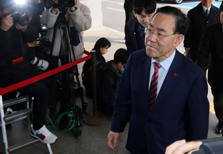 주호영 의원이 자신을 6·3 지방선거 공천에서 배제한 국민의힘 공천관리위원회 결정의 효력을 정지해 달라는 가처분 신청 심문에 출석하고자 27일 서울남부지방법원을 들어서고 있다.  연합뉴스