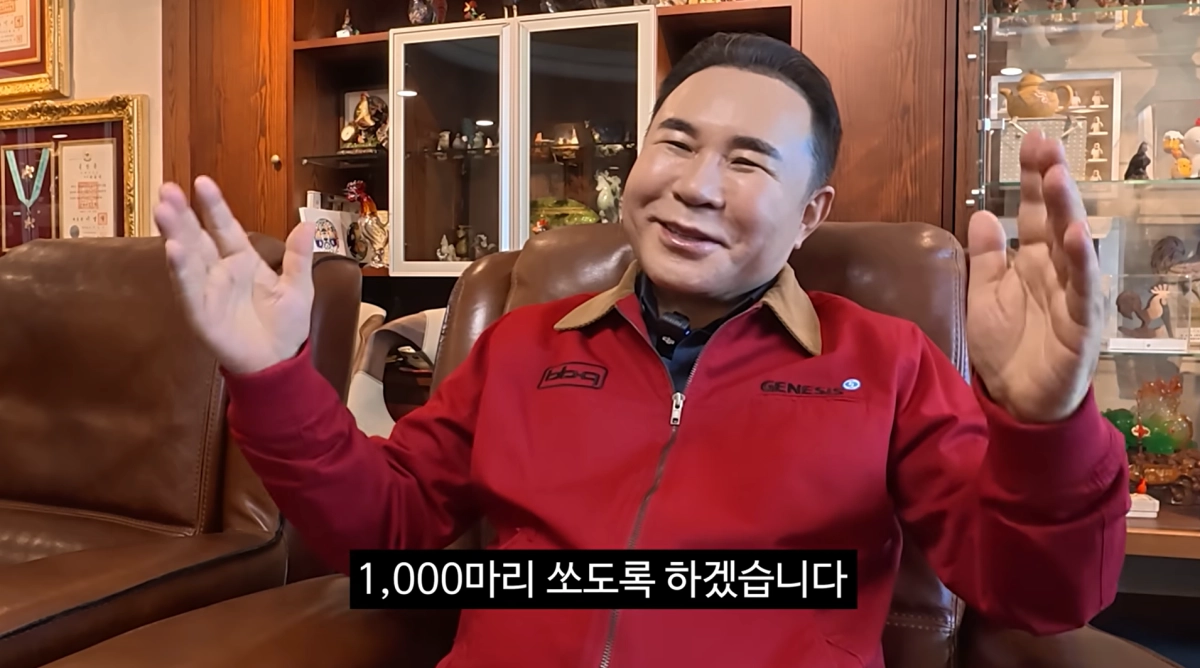 유튜버 김선태가 27일 올린 영상에서 윤홍근 제너시스BBQ 그룹 회장이 웃으며 치킨 1000마리 기부를 약속하고 있다. 유튜브 채널 ‘김선태’ 캡처