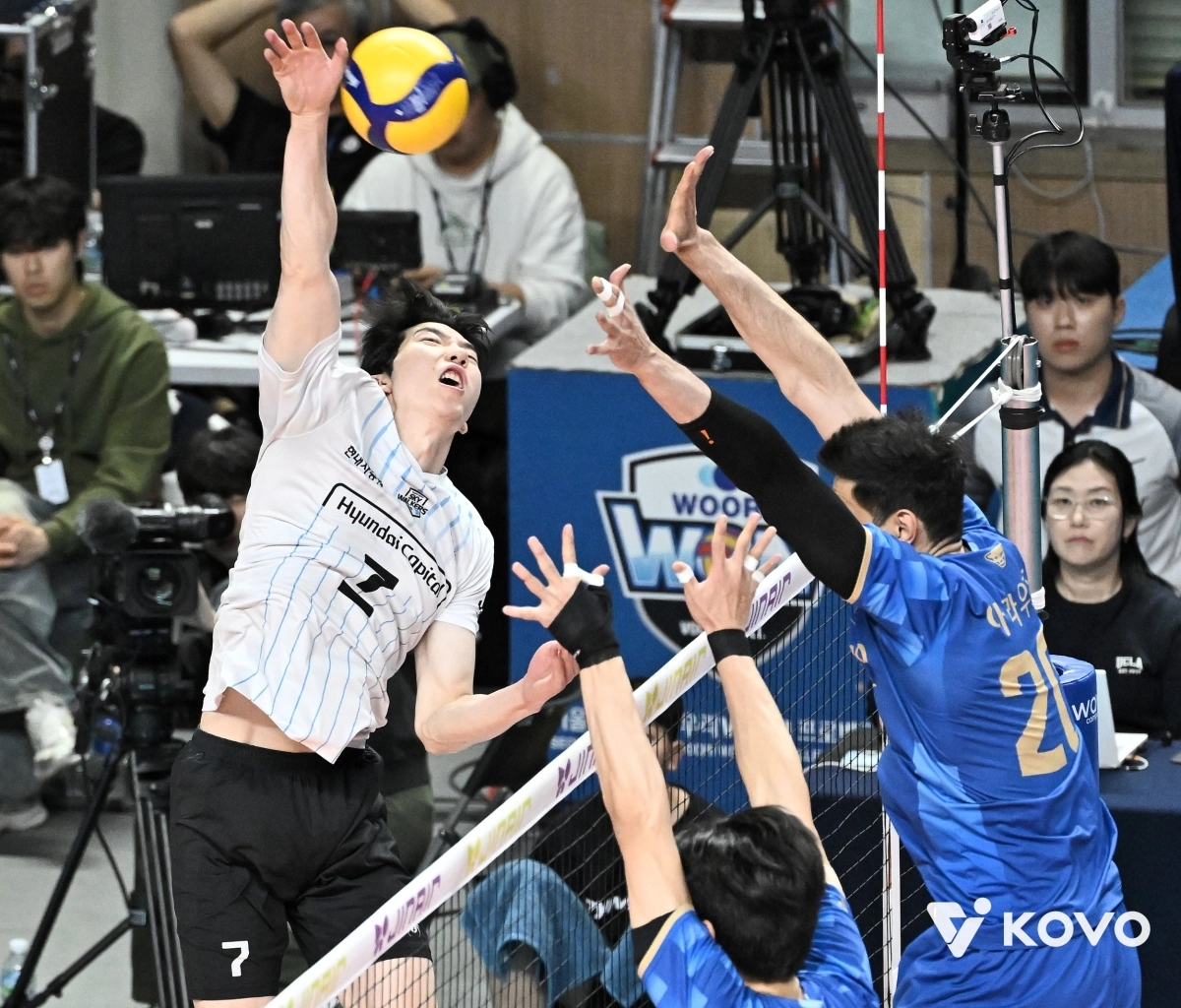 현대캐피탈 허수봉이 29일 장충체육관에서 열린 프로배구 V리그 남자부 플레이오프(PO) 2차전 우리카드전에서 강스파이크를 날리고 있다.﻿  한국배구연맹 제공