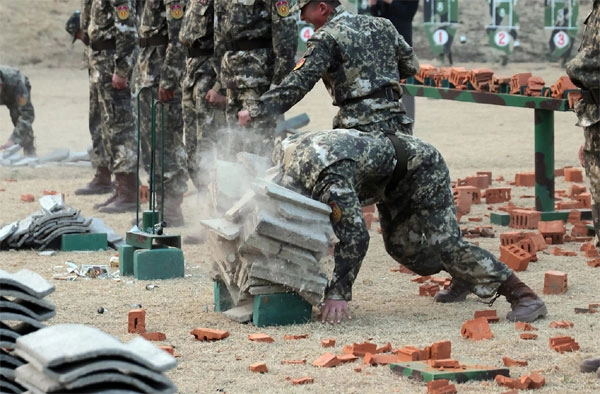김정은 북한 국무위원장이 총참모부 작전국 직속 특수작전훈련부대 전투원들의 훈련 실태를 점검하고 훈련을 참관했다고 조선중앙통신이 29일 보도했다. <br>평양 조선중앙통신 연합뉴스