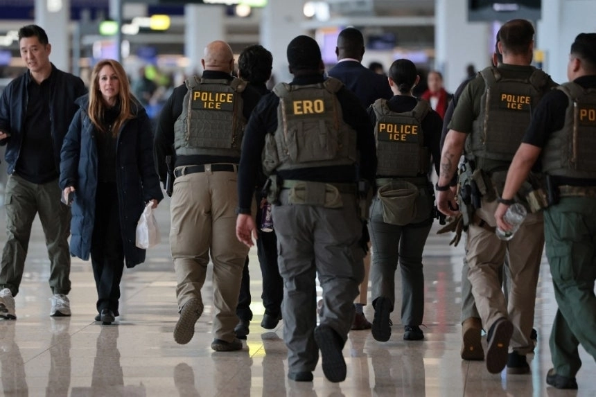 미국 국토안보부 셧다운으로 인력부족 사태를 겪고 있는 미 주요 공항에 23일(현지시간) 이민세관단속국(ICE) 요원들이 배치됐다. 뉴스1