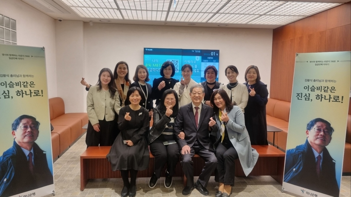 김황식 전 국무총리가 ‘컬처뱅크 광주 명사와의 대화’에서 공존과 인성의 가치를 강조하자, 참석자들이 깊은 공감을 보이고 있다.