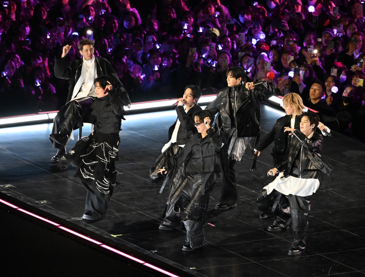 그룹 방탄소년단(BTS)이 지난 21일 서울 광화문 광장에서 열린 ‘BTS 컴백 라이브: 아리랑’에서 공연을 펼치고 있다. 2026.3.21 뉴스1