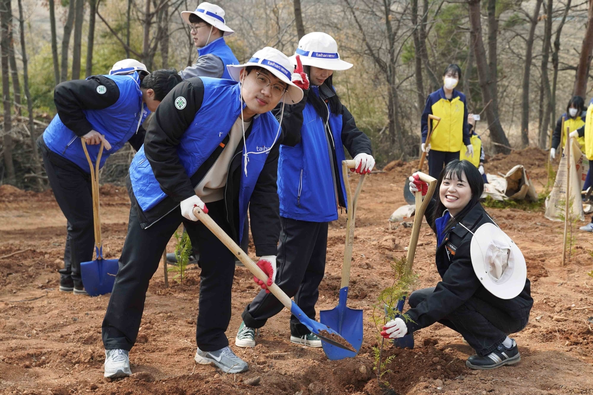 대한전선 임직원들이 당진시와 함께 식목일을 맞아 나무를 심고 있다. 대한전선 제공