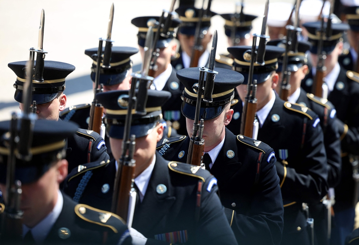 20일(현지시간) 워싱턴D.C. 인근 버지니아주 알링턴 국립묘지의 무명용사 묘에 헌화하는 미 육군 의장대의 모습. 2026.3.20 알링턴 AFP 연합뉴스