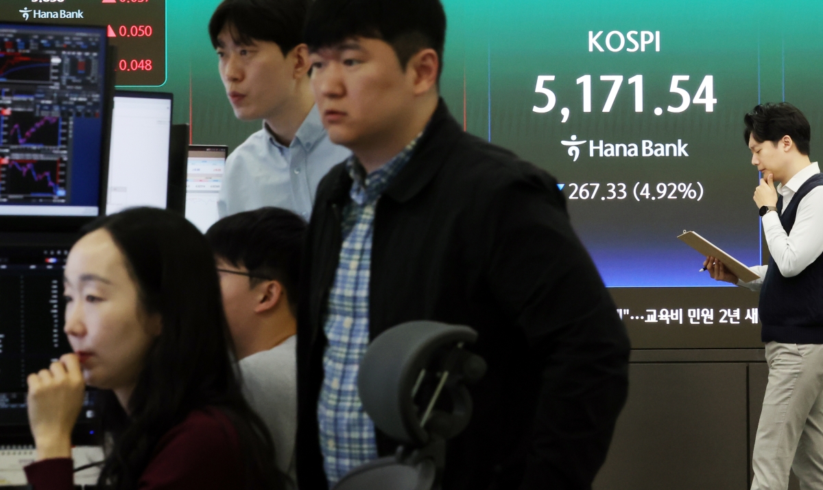 30일 오전 서울 중구 하나은행 딜링룸에서 딜러들이 업무를 보고 있다. 이날 코스피는 전장(5438.87)보다 257.07포인트(4.73%) 하락한 5181.80에 개장했다. 2026.3.30 뉴시스