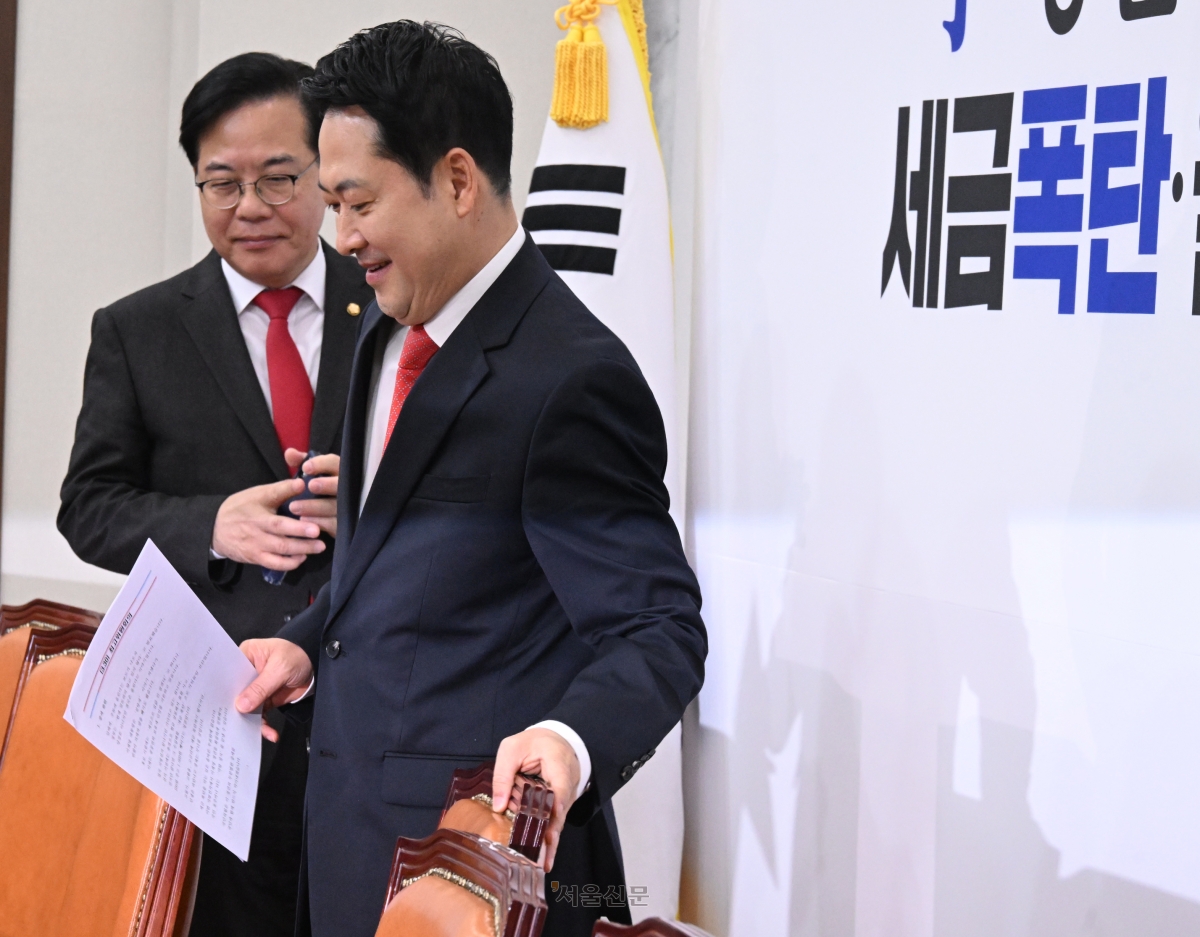 장동혁 국민의힘 대표가 30일 국회에서 열린 최고위원회의에 참석 하고 있다.2026.3.30 안주영 전문기자