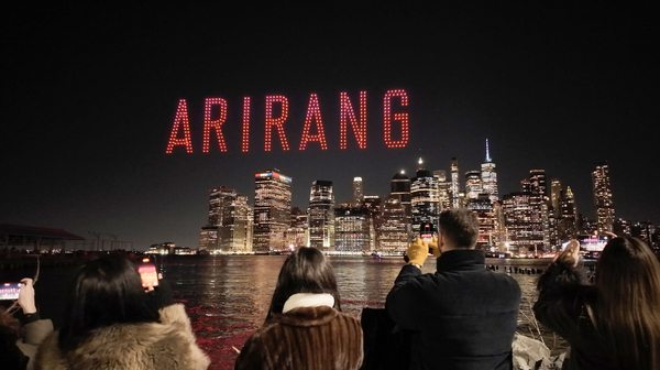 지난 18일(현지시간) 방탄소년단(BTS)의 정규 5집 ‘아리랑’(ARIRANG) 발표를 앞두고 미국 뉴욕 브루클린 브리지 상공에서 방탄소년단의 컴백을 기념하는 드론쇼가 진행되고 있다. 빅히트뮤직 제공