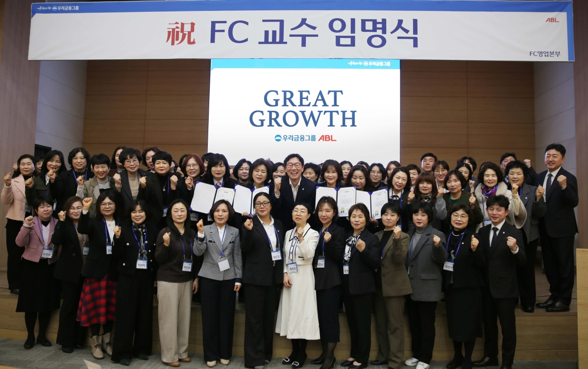 11일 서울 여의도 본사에서 열린 ‘FC교수 임명식’에서 곽희필 대표이사(가운데)와 FC교수들이 기념 촬영을 하고 있다.(사진=ABL생명)