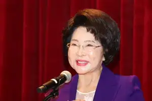 thumbnail - “꼿꼿한 허리·풍성한 머리숱”…94세 이길여 총장, ‘최강동안’ 근황