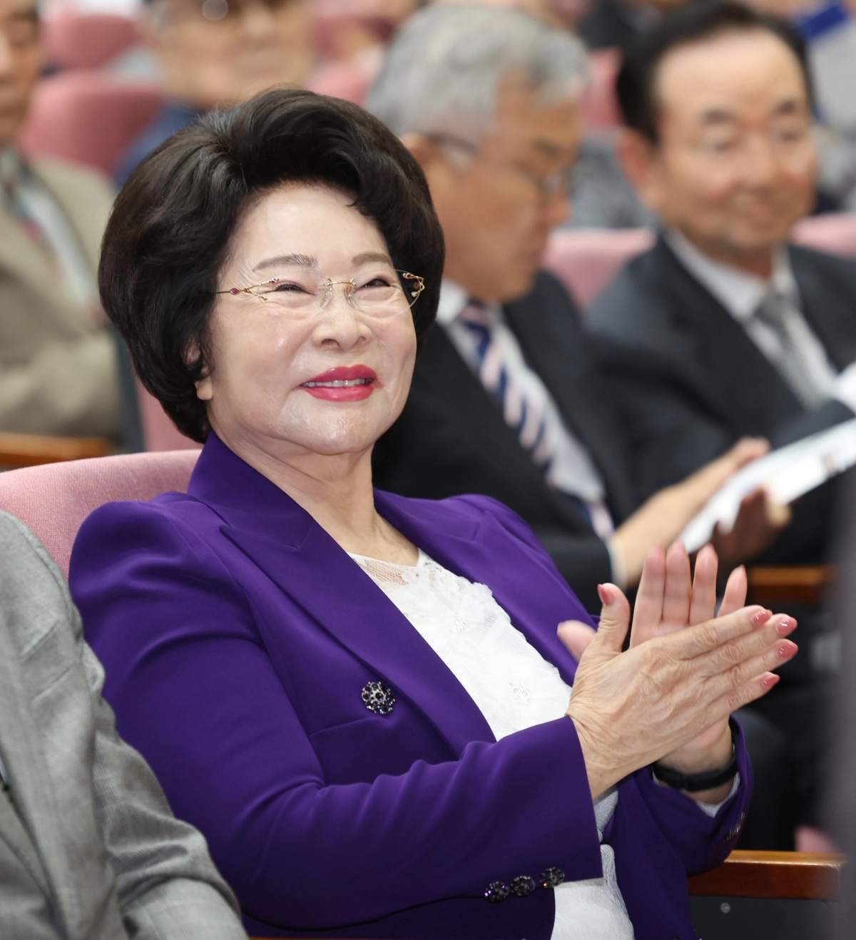 길여 가천길재단 회장이 25일 인천 남동구 가천대 길병원 암센터에서 열린 ‘가천이길여길’ 명예도로명 지정 기념 제막식에서 박수치고 있다. 2026.03.25. 뉴시스