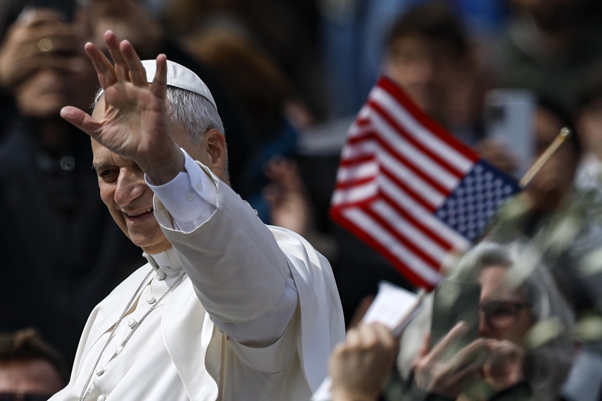 레오 14세 교황이 29일(현지시간) 바티칸 성베드로 광장에서 열린 종려주일(부활절 직전 일요일) 미사에서 신자들에게 인사하고 있다. 2026.3.29 바티칸 EPA 연합뉴스