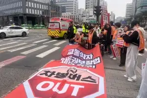 “차별버스 아웃”…전장연, 출근길 버스정류장 점거 시위