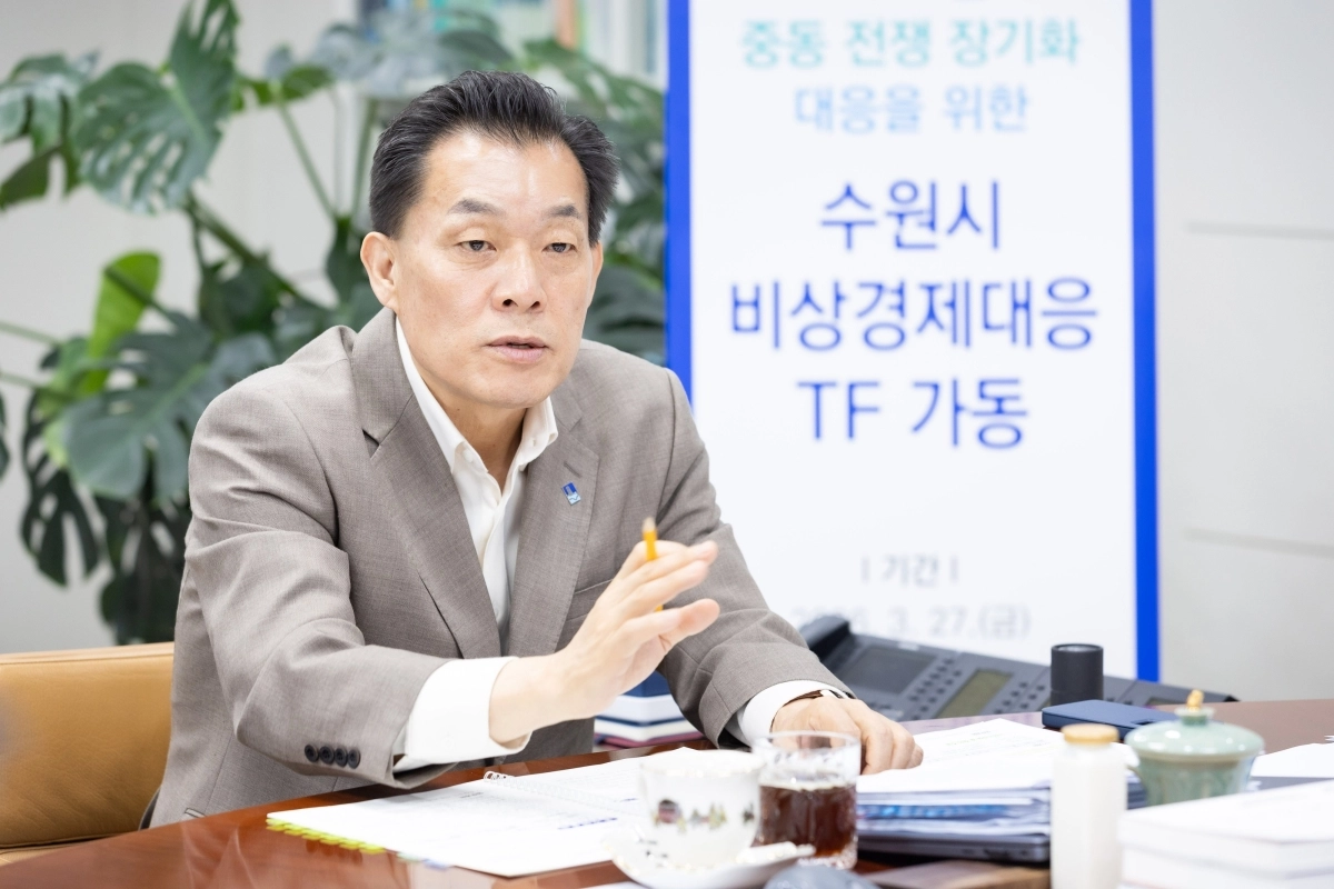 30일 이재준 수원시장이 ‘비상경제대응 태스크포스’ 회의에서 발언하고 있다. (수원시 제공)