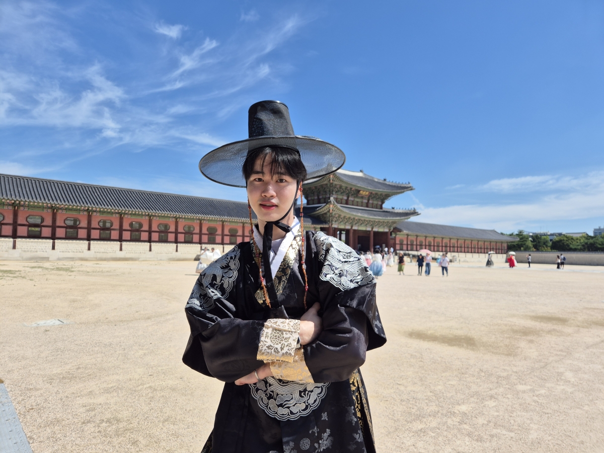 지난해 서울 종로구 경복궁에서 한 외국인 관광객이 애니메이션 영화 ‘케이팝데몬헌터스’에 등장하는 저승사자 캐릭터를 따라 검정 한복과 갓을 쓰고 있다. 서울신문 DB