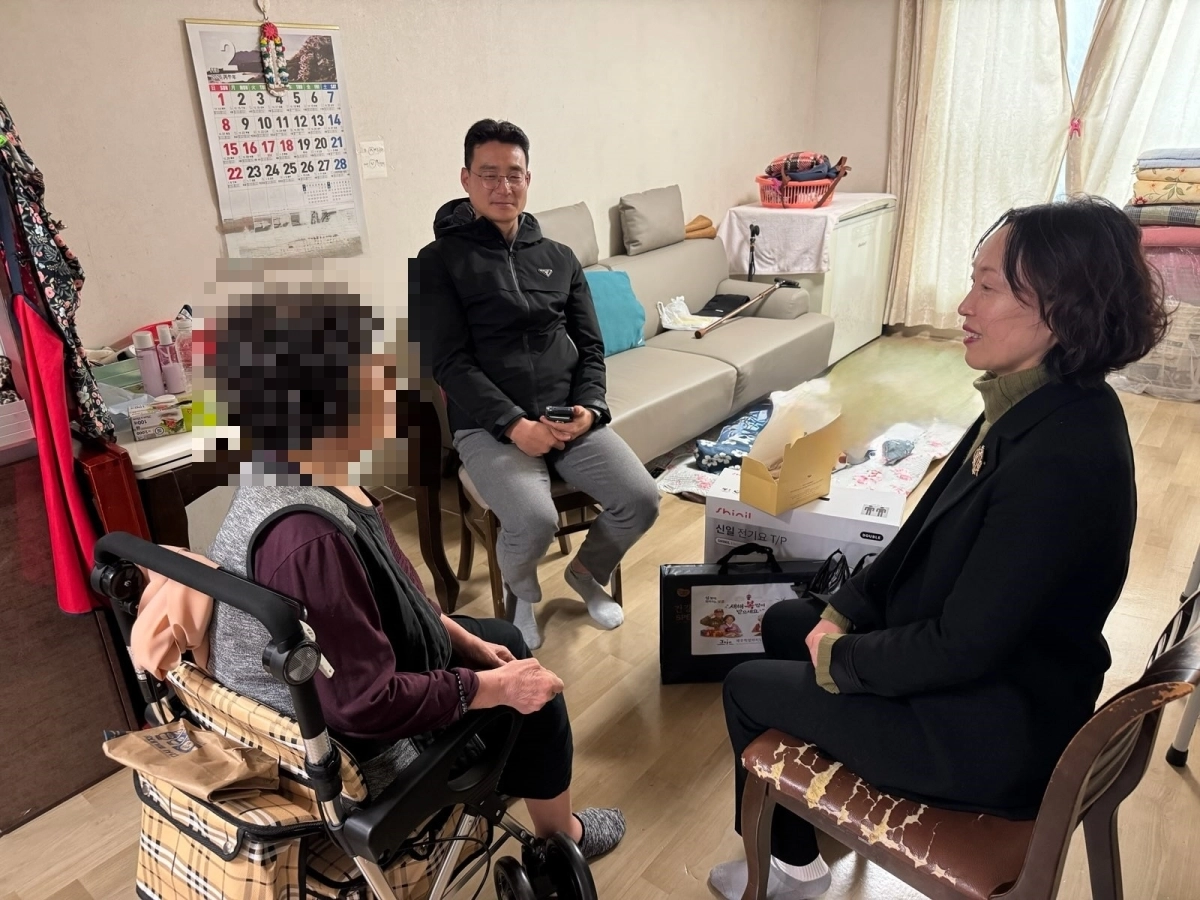 제주도 보훈청이 지난 설 명절을 앞두고 도내 기업과 함께 고독사 위험군 국가유공자 가구를 찾아 위로했다. 제주도 제공