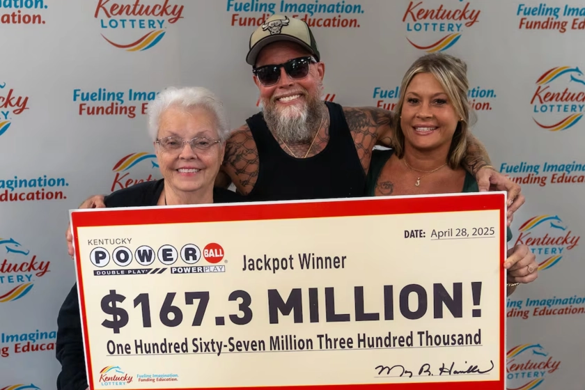 지난해 4월 미국 켄터키주 역사상 최고액 파워볼에 당첨된 제임스 파딩(가운데). 플로리다주 피넬러스 카운티 보안관실 제공