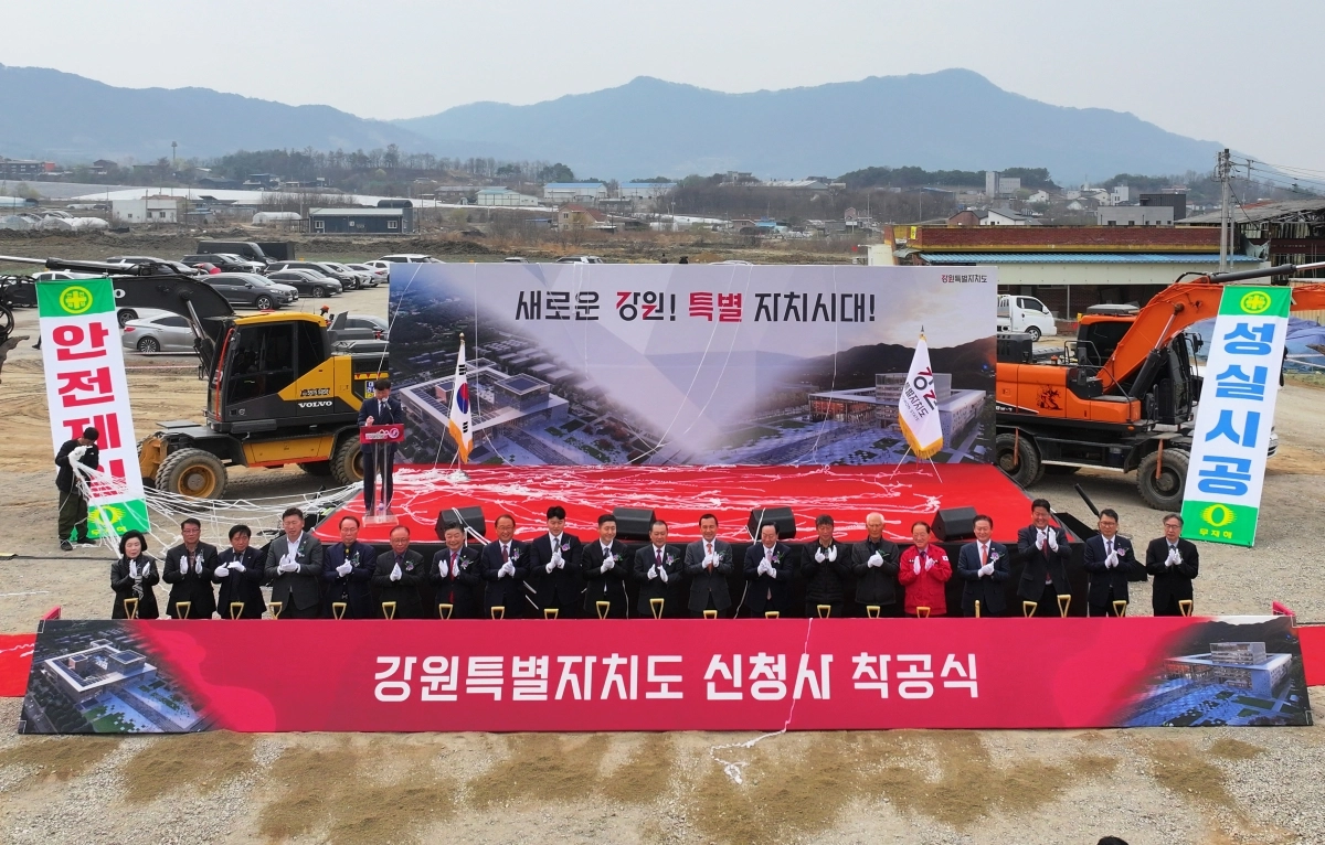 30일 강원 춘천 고은리 일원에서 열린 강원도 신청사 착공식에서 김진태 지사와 김시성 도의회 의장, 국민의힘 한기호 의원, 시장·군수, 주민 대표 등 참석자들이 시삽 퍼포먼스를 하고 있다. 2026.3.30 연합뉴스